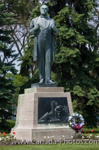 Photo: Legislative Building Statue Jon Sigurdsson Winnipeg Manitoba
