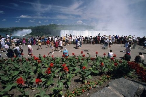 Photo: Niagara Falls Ontario Tourists