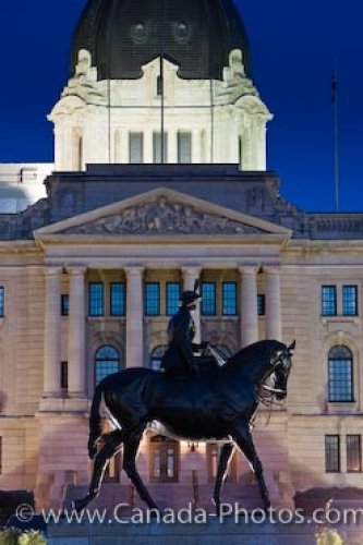 Photo: Saskatchewan Legislative Building Queen Elizabeth II Statue Regina