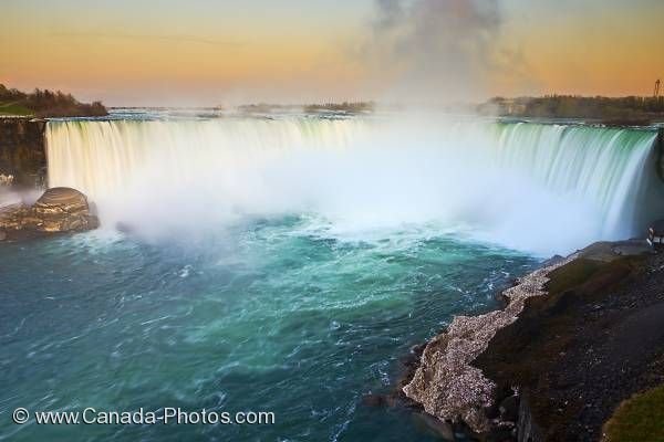 Photo: Canadian Waterfall Attraction Niagara Falls